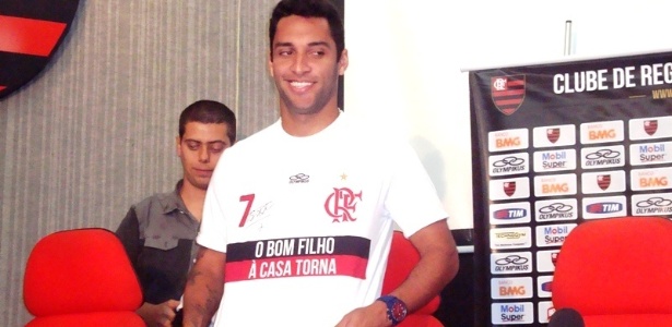 Ibson veste camisa comemorativa por retorno em apresentação na sede do Flamengo - Pedro Ivo Almeida/ UOL
