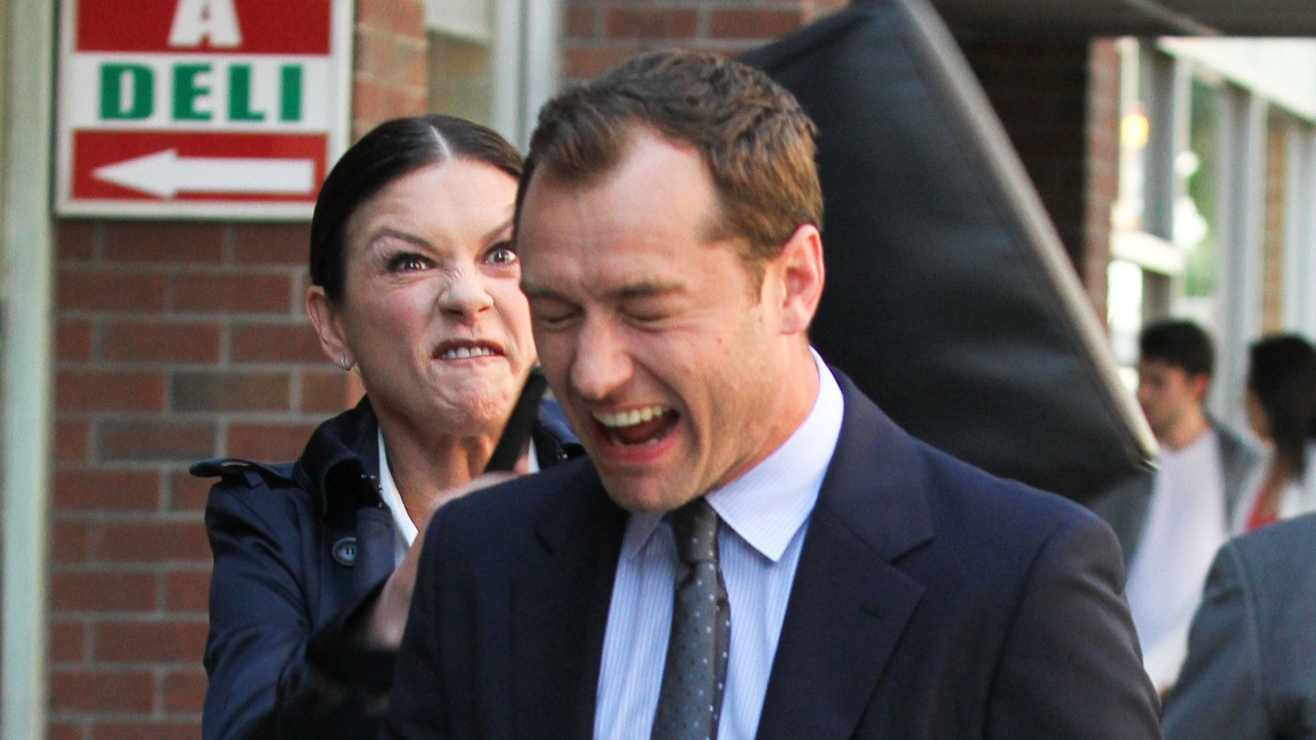 Jude Law e Catherine Zeta-Jones em cena do filme "The Bitter Pill" (19/5/12) - Grosby Group