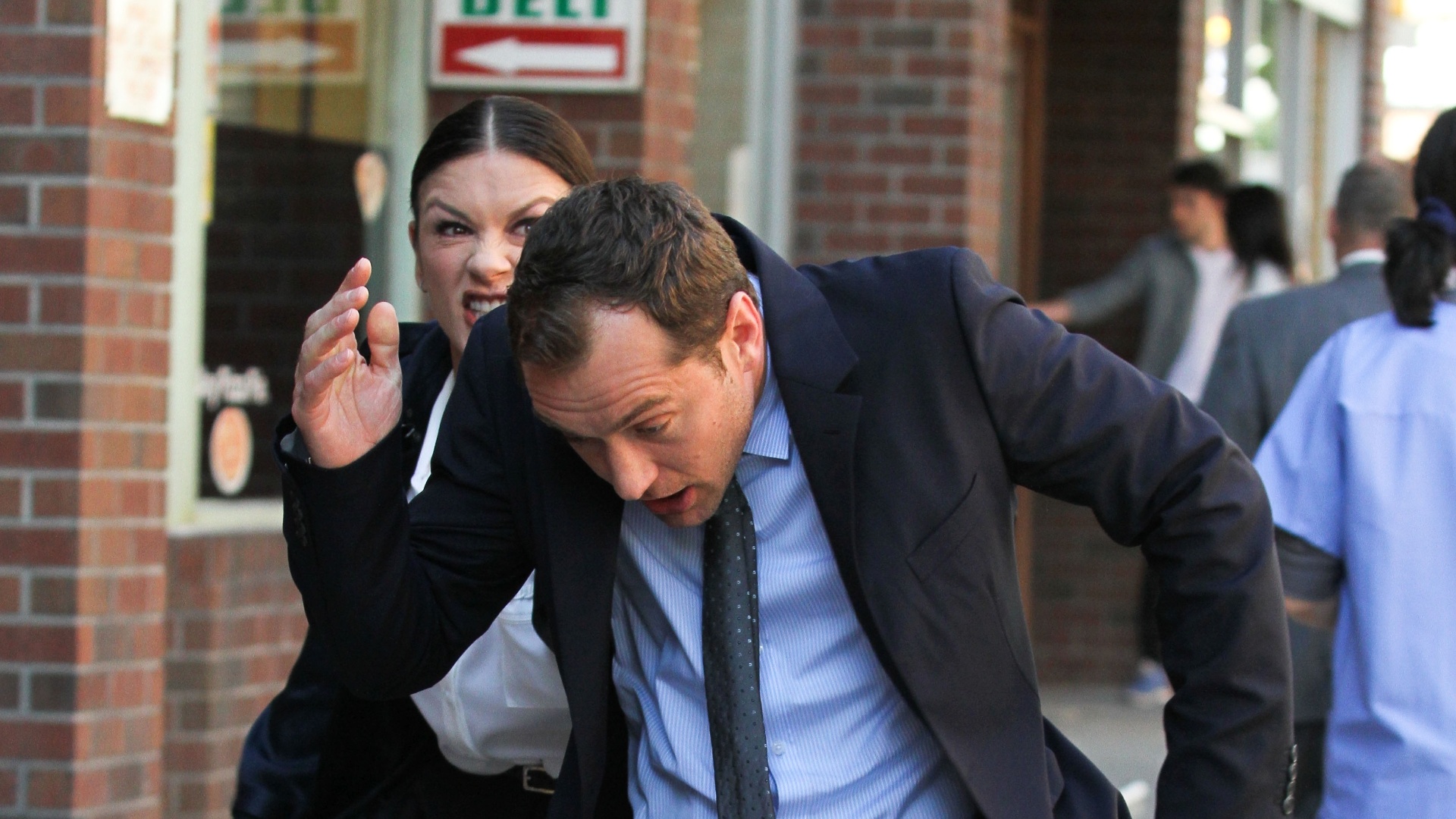 Jude Law e Catherine Zeta-Jones em cena do filme "The Bitter Pill" (19/5/12) - Grosby Group