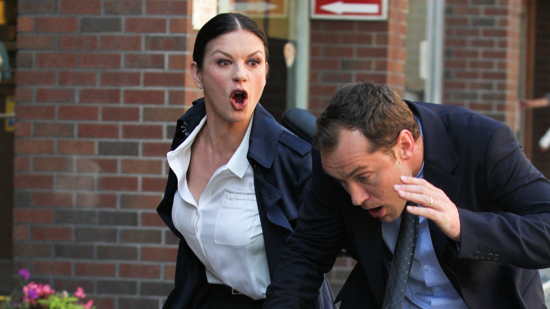 Jude Law e Catherine Zeta-Jones em cena do filme "The Bitter Pill" (19/5/12) - Grosby Group