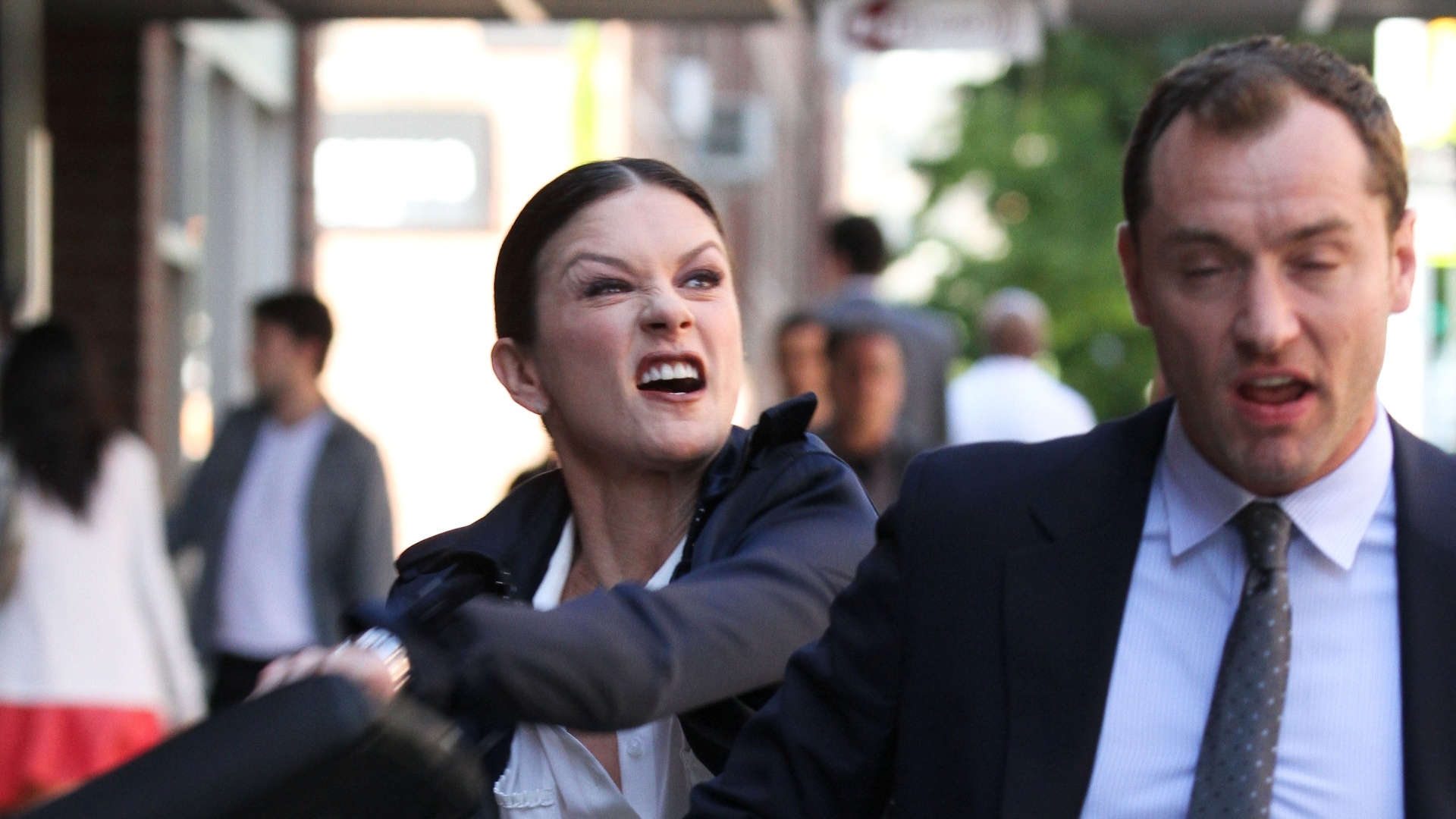 Jude Law e Catherine Zeta-Jones em cena do filme "The Bitter Pill" (19/5/12) - Grosby Group