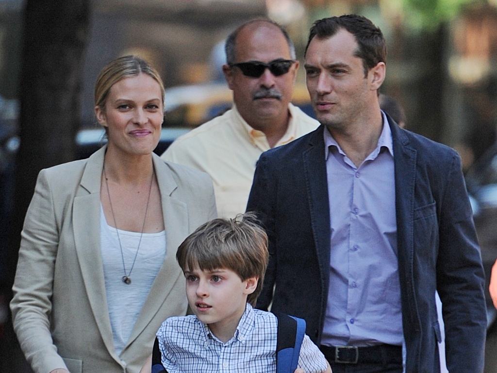 Os atores Vinessa Shaw e Jude Law em cena do filme "The Bitter Pill" (19/5/12) - Brainpix