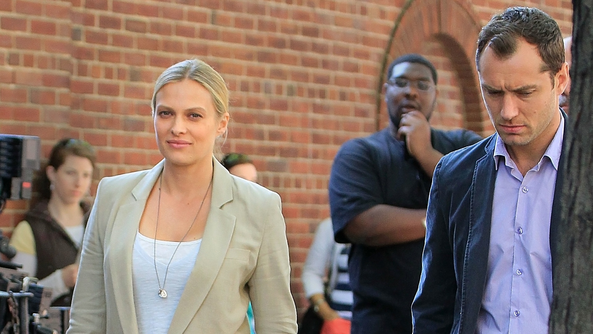 Os atores Vinessa Shaw e Jude Law em cena do filme "The Bitter Pill" (19/5/12) - Brainpix