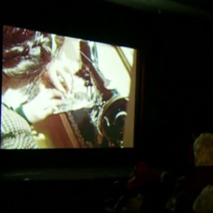 Participantes assistem filmes do arquivo e discutem sobre suas memórias - BBC