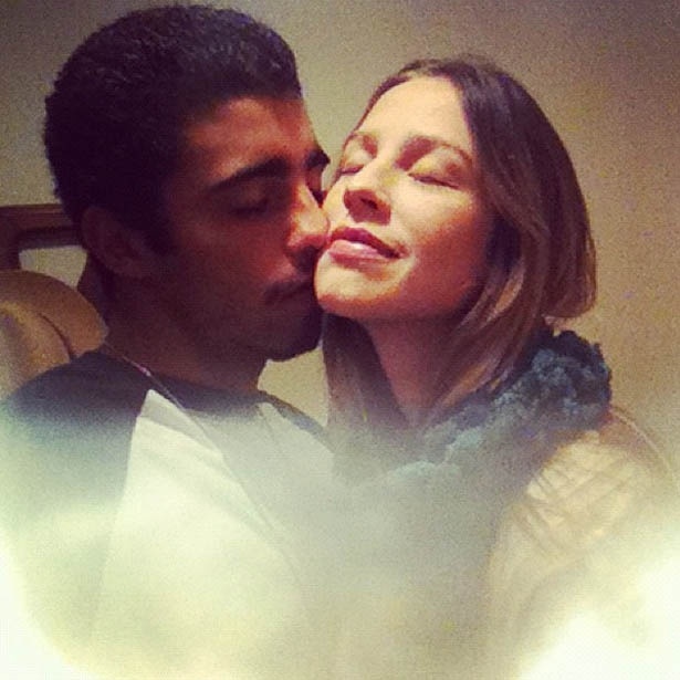 Pedro Scooby, marido de Luana Piovani, mostra foto de momento romântico ao lado da atriz no Twitter (20/5/2012)