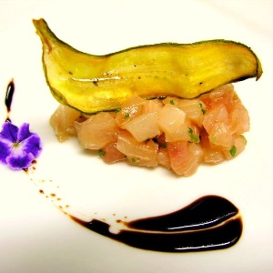 Tartare de peixe com banana e molho tarê é um dos pratos que a chef Janete Borges servirá no Dalva e Dito 