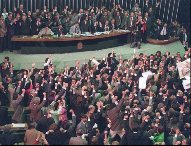 22.mai.2012 - Deputados comemoram votação que determinou o impeachment do então presidente Fernando Collor de Mello, em setembro de 1992