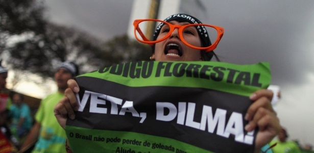 Em frente ao Palácio do Planalto, em Brasília, estudante pede que Dilma vete o novo Código Florestal - Ueslei Marcelino/Reuters