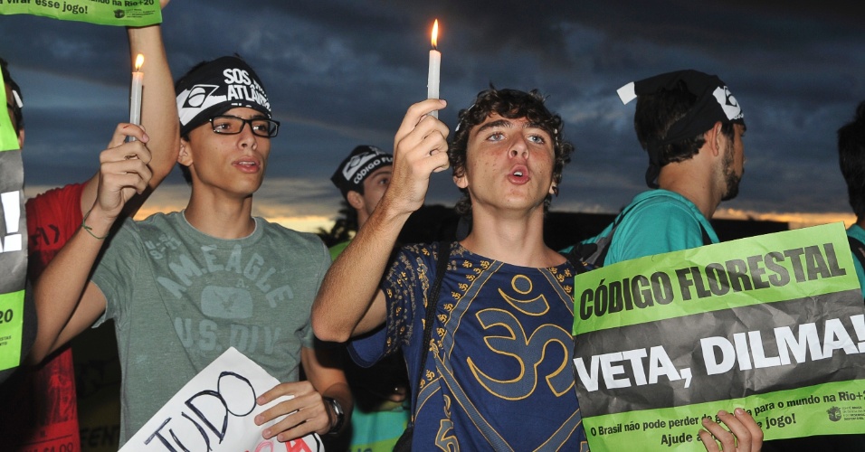 22.mai.2012 - Estudantes fazem manifestação em frente ao Palácio do Planalto, em Brasília, para pedir o veto de Dilma ao Código Florestal 