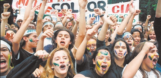 Estudantes "caras-pintadas" em ato contra Collor, em São Paulo, em setembro de 1992 - Eder Chiodetto / Folhapress - 18.09.1992