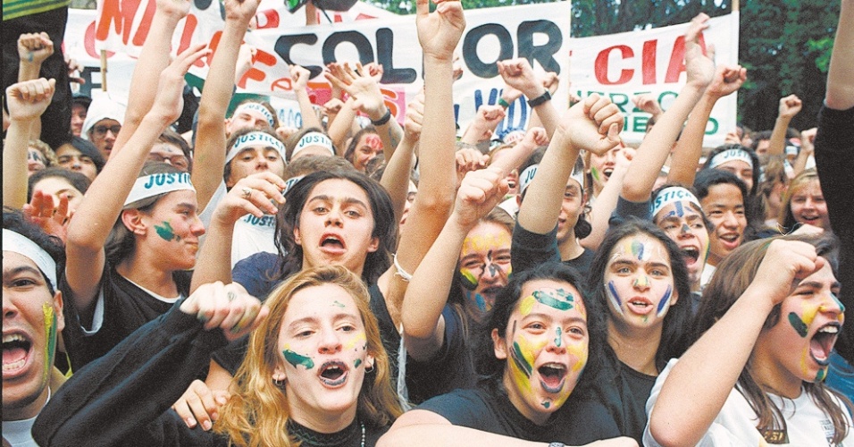 22.mai.2012 - Jovens com os rostos pintados de verde e amarelo, os famosos "caras-pintadas", participam de manifestação pelo impeachment de Collor, em São Paulo, em setembro de 1992