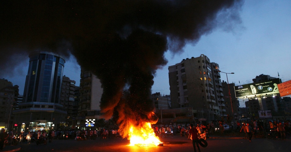 22.mai.2012 - Libaneses mulçumanos xiitas bloqueiam rua em Beirute, no Líbano, com pneus em chamas em protesto contra o sequestro de homens libaneses xiitas no norte da cidade síria de Aleppo. Ao menos 13 homens libaneses xiitas, que estavam voltando de peregrinação no Irã, foram sequestrados por rebeldes sírios