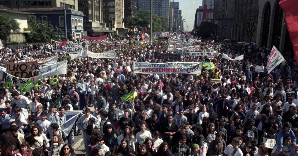 22.mai.2012 - Manifestantes fazem ato pelo impeachment do então presidente Fernando Collor de Mello, na avenida Paulista, em São Paulo, em setembro de 1992