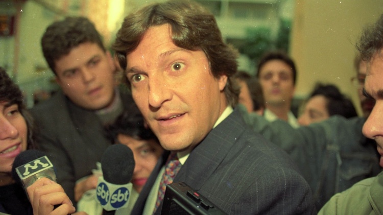 O empresário Pedro Collor de Mello, irmão do presidente Fernando Collor de Mello, é cercado por jornalistas em São Paulo, em maio de 1992 O empresário Pedro Collor de Mello, irmão do presidente Fernando Collor de Mello, é cercado por jornalistas em São Paulo, em maio de 1992