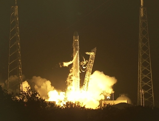 No terceiro dia da missão, a Dragon acenderá foguetes para passar 2,5 quilômetros abaixo da ISS - Nasa TV