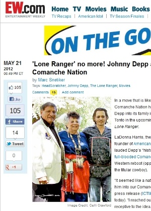 Imagem do site EW de Johnny Depp (dir.) e membros da comunidade Comanche (22/5/12)