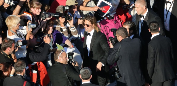 O ator Brad Pitt é cercado por fotógrafos ao chegar à exibição de "Killing them Softly" no Festival de Cannes 2012 (22/5/12) - Loic Venance/AFP Photo
