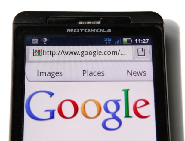 Página do Google é mostrada em smartphone Milestone; gigante das buscas finalizou compra da Motorola - Kevin Lamarque/Reuters