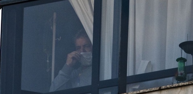 10.nov.2011 - O ex-presidente Lula aparece na janela do seu apartamento, em São Bernardo do Campo - Diego Padgurschi/Folhapress
