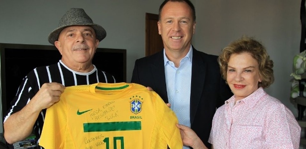 O técnico da seleção brasileira e ex-treinador do Corinthians, Mano Menezes, visita Lula e posa para foto