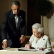 25.mai.2011 - Presidente dos Estados Unidos Barack Obama observa Rainha Elizabeth 2ª enquanto ela assina um livro de visitas após um jantar na Winfield House, em Londres - Jewel Samad/AFP
