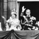 2.jun.1953 - Rainha Elizabeth 2ª, acompanhada do Príncipe Philip, acena para a população depois de ser coroada em uma cerimônia na Abadia de Westminster, em Londres - AFP