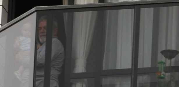 30.out.2011 - O ex-presidente Luiz Inácio Lula da Silva aparece na sacada de seu apartamento em São Bernardo do Campo (SP)