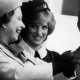 5.set.1983 - Rainha Elizabeth 2ª é acompanhada de seu filho, Príncipe Charles, e Diana, Princesa de Gales, durante os jogos Braemar - AFP