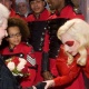 7.dez.2009 - Rainha Elizabeth 2ª encontra-se com a cantora americana Lady Gaga após uma apresentação em Blackpool, na Inglaterra - Leon Neal/AFP