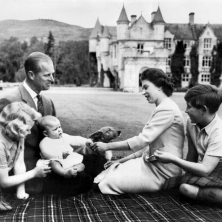 8.set.1960 - Rainha Elizabeth 2ª e seu marido, Príncipe Philip, Duque de Edimburgo,em Balmoral, com seus filhos, Príncipe Charles, Princesa Anne e o recém-nascido Príncipe Andrew, brincando com um cachorro da raça Corgi - AFP - AFP