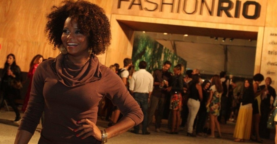Adriana Bombom confere os desfiles do segundo dia de Fashion Rio, no Jockey Club (23/5/12)