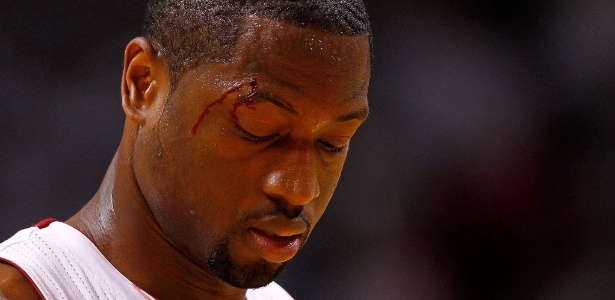 Wade sofreu um corte no rosto ao sofrer uma falta flagrante de Tyler Hansbrough - Mike Ehrmann/Getty Images/AFP 