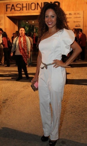 Cinara Leal confere o segundo dia de desfiles do Fashion Rio (23/5/12). O evento de moda acontece no Jockey Club, zona sul do Rio
