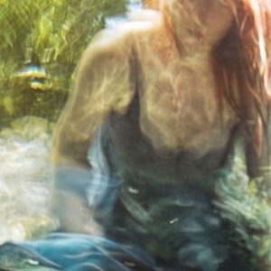 "Duas Pessoas Caminhando na Corda Bamb em uma Vida Ordinária Cheia de Momentos Extraordinários" é o título da nova exposição da fotógrafa canadense Barbara Cole. Acima, a foto "Anonymous" (2012)  - Barbara Cole/Divulgação