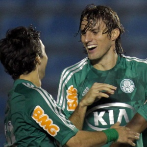 Henrique (dir) passou a ser volante no Palmeiras e disse estar feliz com a nova função - Juca Varella/Folhapress