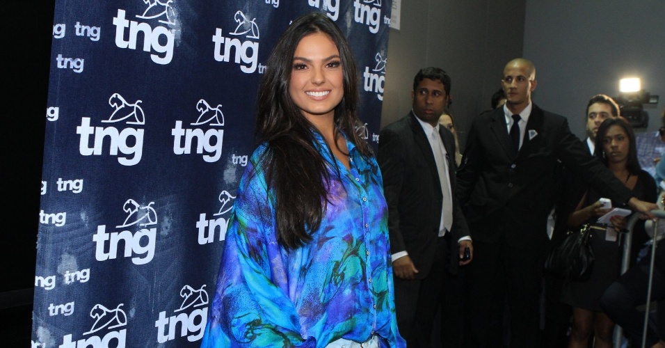 Isis Valverde participa de coletiva de imprensa no segundo dia de desfiles do Fashion Rio (23/5/12). A atriz desfilou pela marca TNG