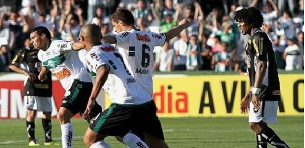 Jogadores do Coxa comemoram um dos cinco gols na goleada de 5 a 0 sobre o Bota - Divulgação/Coritiba 