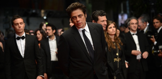 O ator e diretor Benicio Del Toro chega à exibição do filme "7 Dias en la Habana" na mostra Um Certo Olhar do Festival de Cannes 2012 (23/5/12) - Anne-Christine Poujoulat/AFP Photo