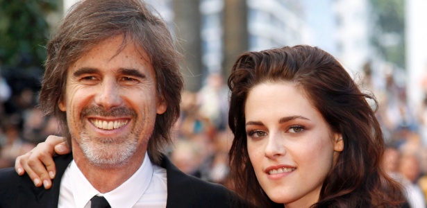 O diretor Walter Salles e a atriz Kristen Stewart posam para fotos no tapete vermelho do Palácio do Festival ao chegarem para a exibição de "Na Estrada" no Festival de Cannes 2012 (23/5/12) - Jean-Paul Pelissier/Reuters