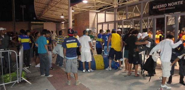 Policiais revistam torcedores do Boca antes de jogo contra o Fluminense no Engenhão - Vinicius Castro/UOL