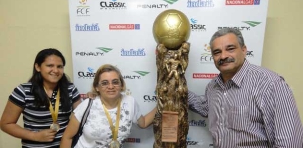 Presidente da FCF, Mauro Carmélio, doou a taça para uma instituição de caridade - Site oficial da Federação Cearense de Futebol