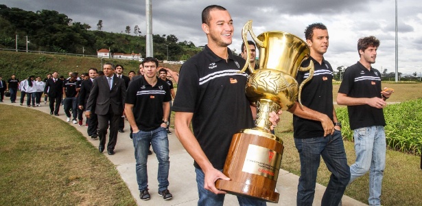 Réver, com a taça do Mineiro, puxa o desfile do Atlético-MG na Cidade Administrativa - Bruno Cantini/Site do Atlético-MG