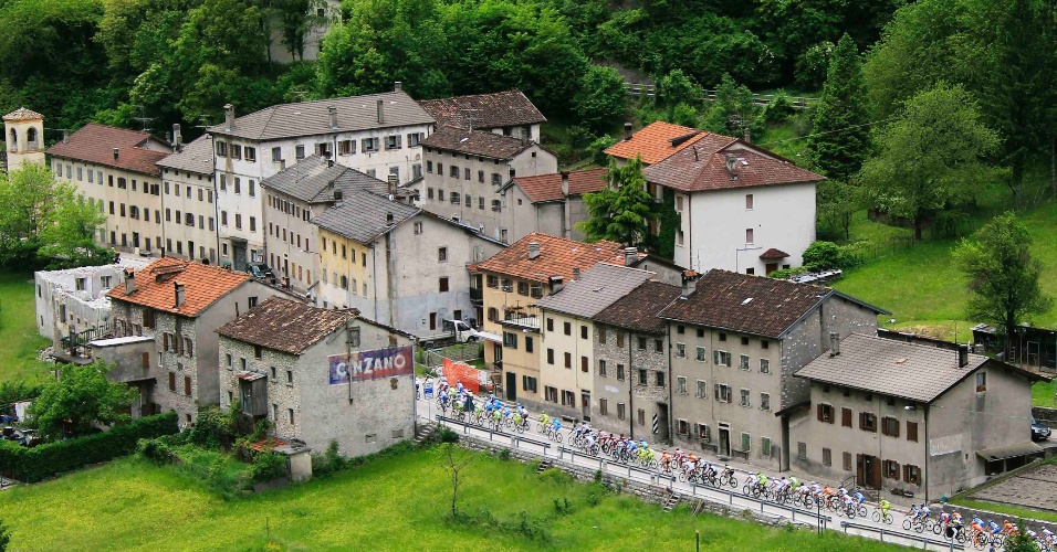 24.mai.2012 - Ciclistas competem o Giro D'Itália em estrada que liga San Vito di Cadore a Vedelago