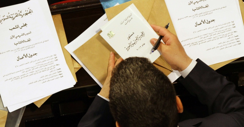24.mai.2012 - Deputado lê cópia da Constituição da Síria, durante a primeira sessão do parlamento, eleito em 7 de maio