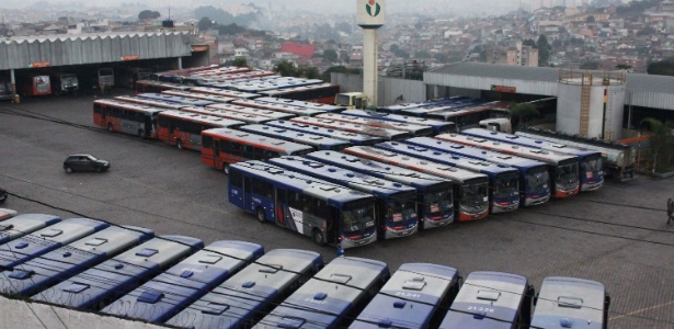 Motoristas e cobradores de ônibus entram em greve em Osasco, na Grande São Paulo