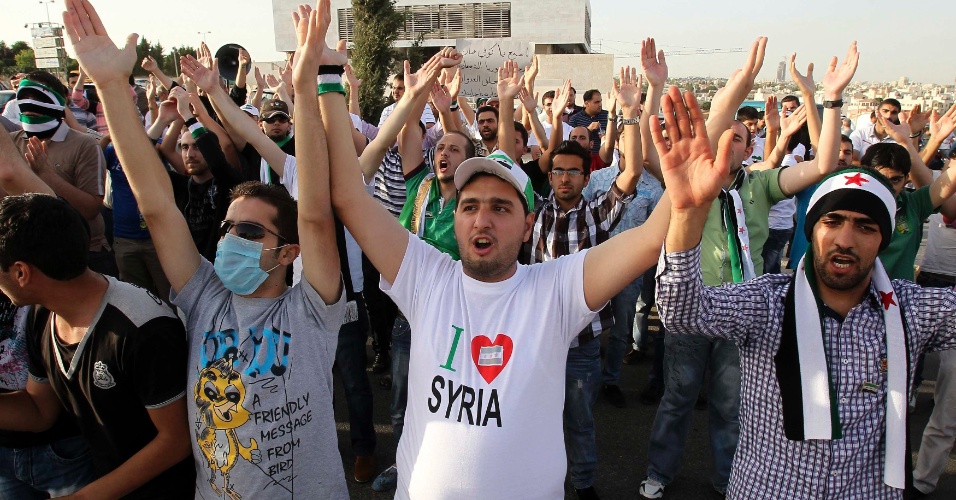 24.mai.2012 - Refugiados sírios fizeram uma manifestação nesta quinta-feira (24) contra o presidente Bashar al Assad. O protesto ocorreu próximo à embaixada síria na Jordânia