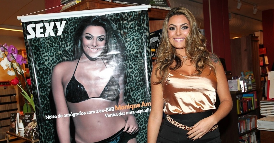 A ex-BBB Monique Amin na noite de autógrafos do ensaio que fez para a revista "Sexy" na Livraria do Alto, no bairro do Morumbi, em São Paulo (24/5/12) A modelo é capa da edição de junho
