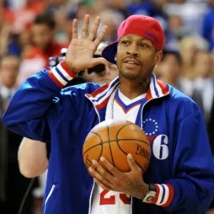 FOTO: Allen Iverson é apresentado com festa à torcida do Besiktas