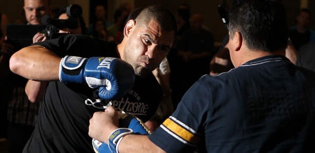 Cain Velásquez golpeia durante o treino aberto do UFC 146, em Las Vegas - Josh Hedges/Zuffa LLC/Zuffa LLC via Getty Images