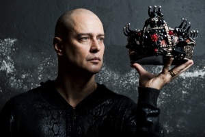 Careca, o ator Marcelo Anthony posa com coroa de Macbeth, personagem de Shakespeare que interpreta em espetáculo de Gabriel Vilela, encenado no Teatro Vivo a partir de 1º de junho - Isadora Brant/Folhapress